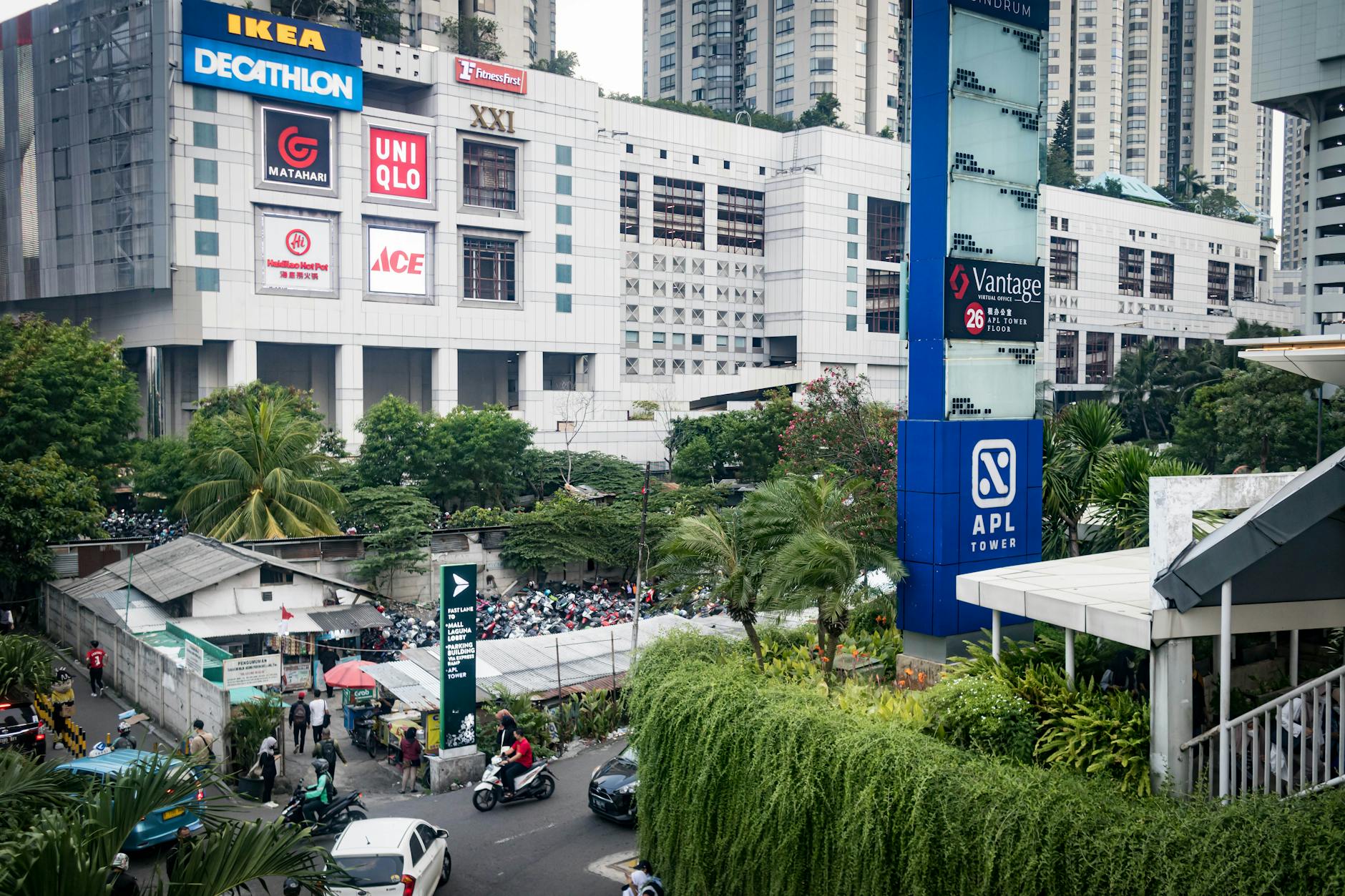 Dimana pusat perbelanjaan paling lengkap dekat Nanggewer?