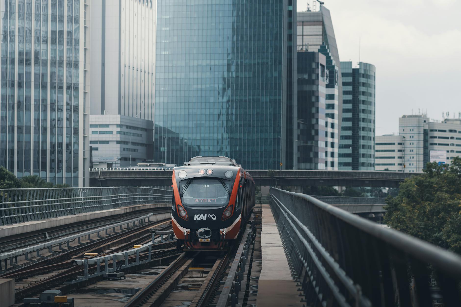 Proyeksi perumahan modern dekat stasiun LRT Sentul di masa depan, menawarkan akses transportasi terintegrasi.