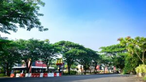 Rumah minimalis modern strategis dekat gerbang Tol Sirkuit Sentul, akses mudah ke berbagai fasilitas.