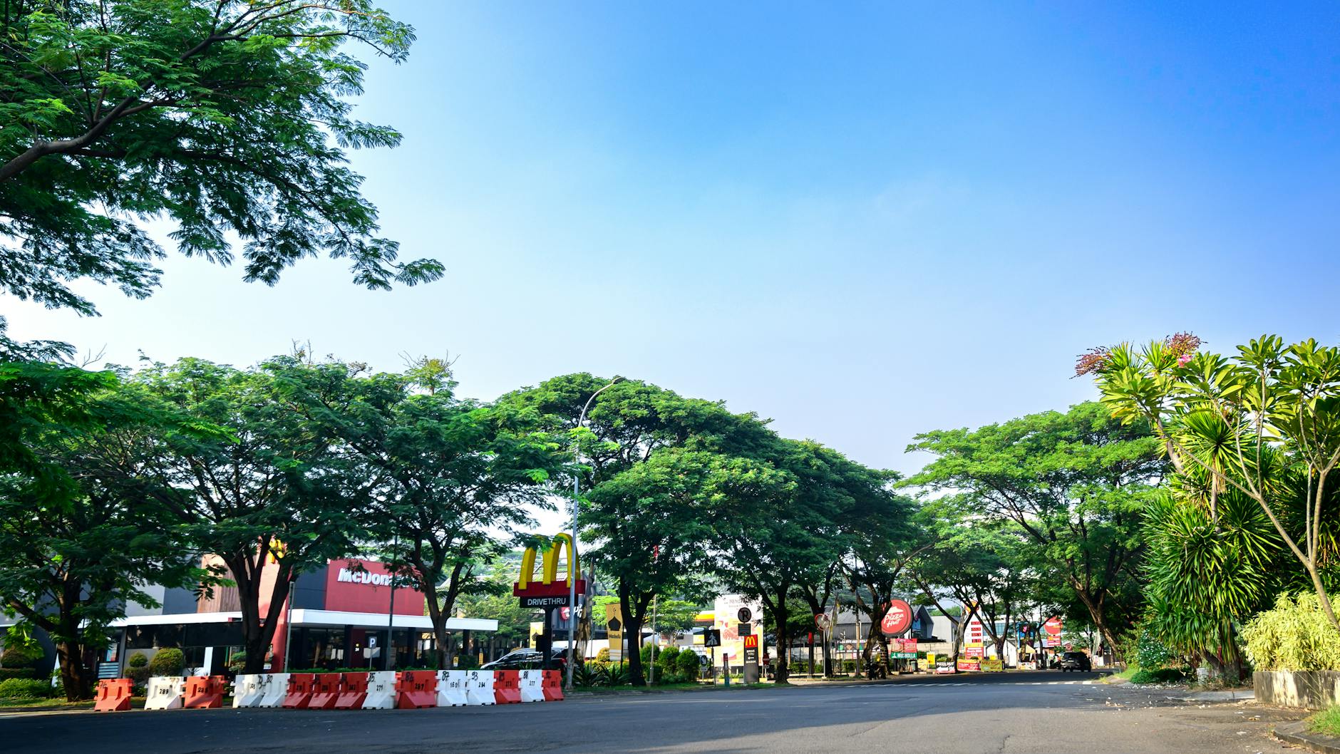 Rumah asri nyaman di Nanggewer, Bogor, dengan taman hijau dan suasana tenang.