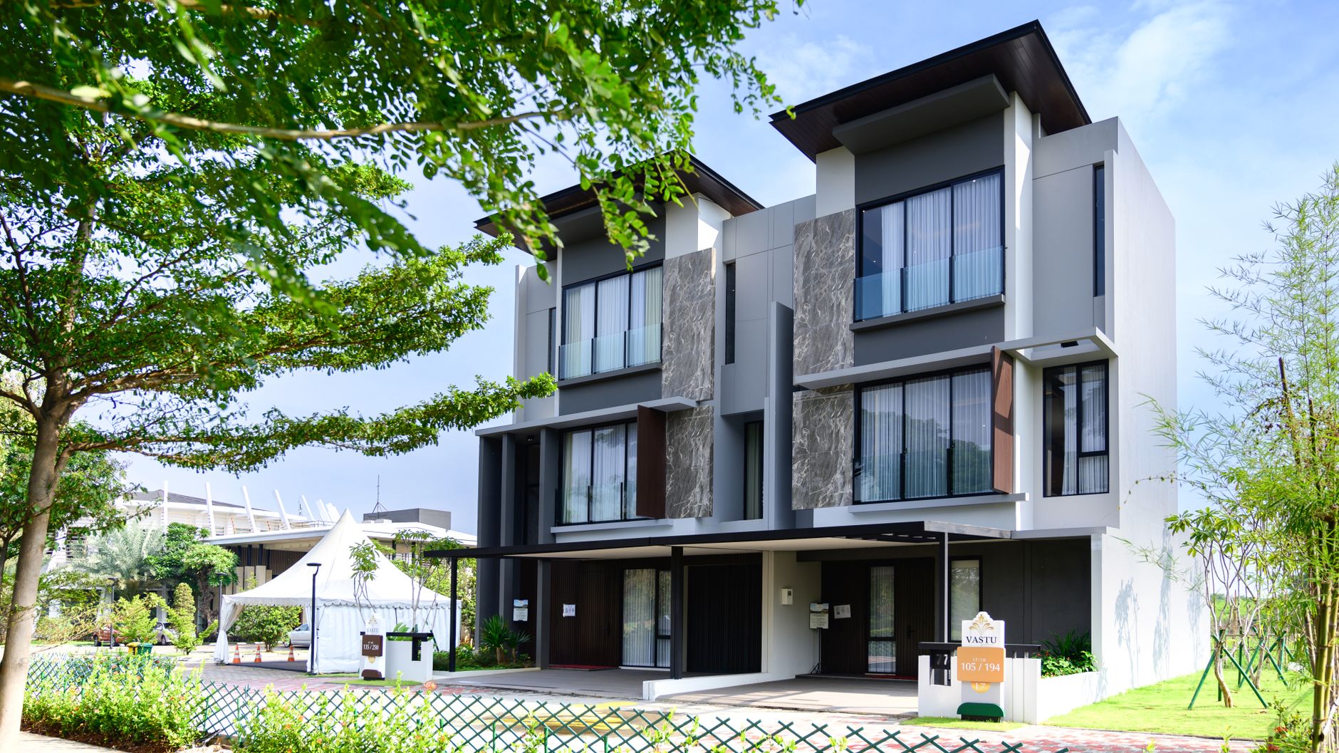 Rumah 2 lantai harga 1 lantai idaman di Cibinong, luas tanah strategis.