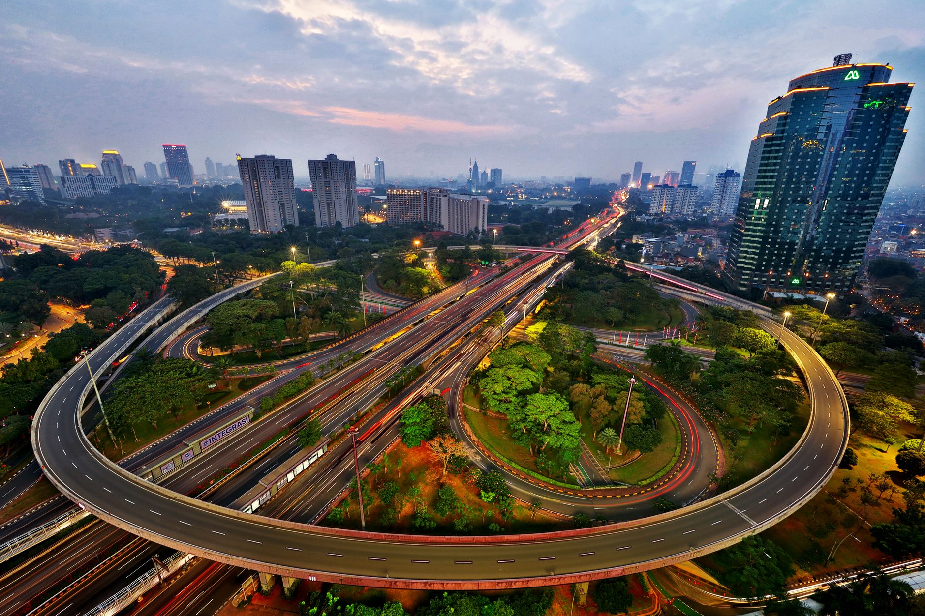 Kondisi lalu lintas Cibinong ke Jakarta saat jam kerja ramai lancar, beberapa titik padat.